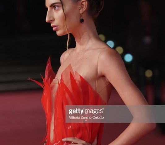 FESTIVAL DEL CINEMA ROMA: la modella e blogger Nicole Macchi "infiamma" il Red Carpet
