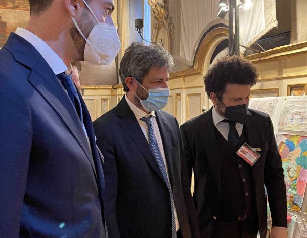 Federico Lazzerini a Montecitorio per presentare al Presidente Fico la mostra dei disegni per la pace