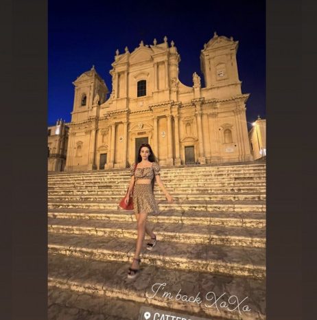 Sempre più Vip a Noto, Alessia Tresoldi influencer modella e attrice in vacanza nella città barocca.