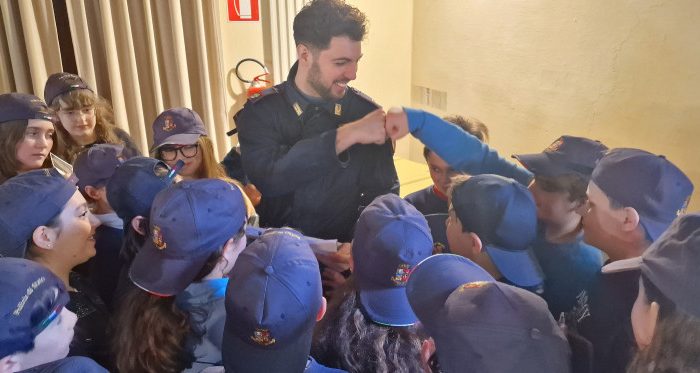 Poliziotto Rapper Revman celebra la festa della Polizia di Stato con gli studenti