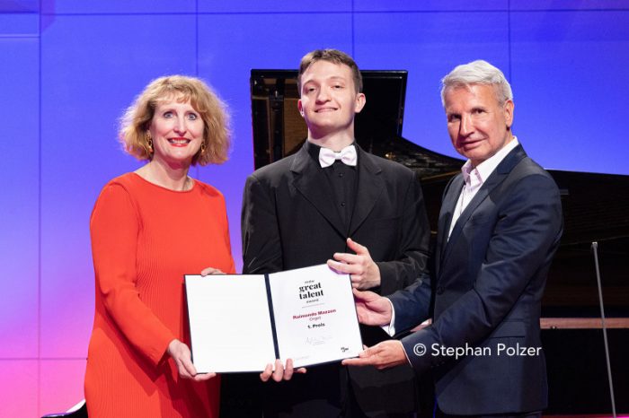 Raimondo Mazzon trionfa al MDW Great Talent Award powered by Christian Zeller, diventando il primo italiano vincitore del Concorso per giovani talenti dell'mdw sponsorizzato dalla Fondazione Privata Christian Zeller