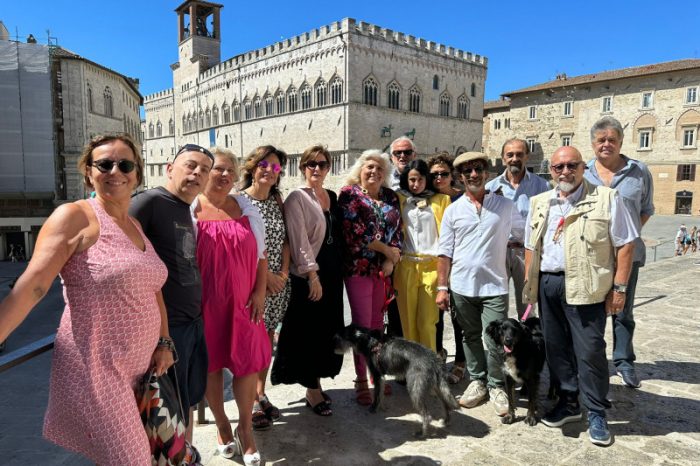 Agora dell'arte: lo storico e critico dell'arte Mattea Micello in Piazza IV Novembre a Perugia con gli artisti della scena contemporanea